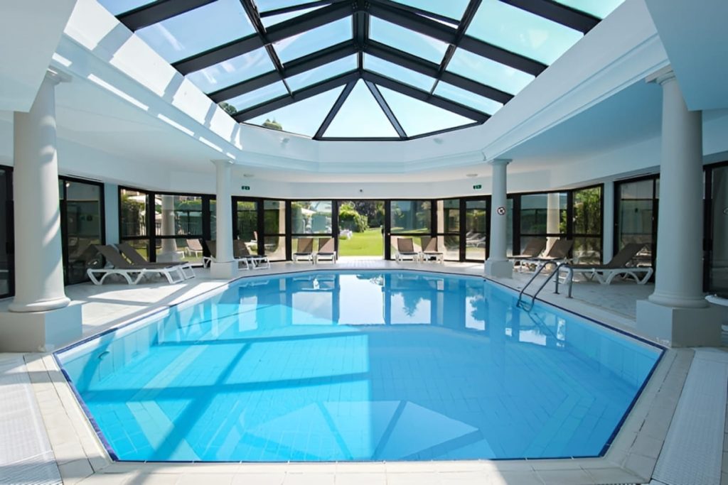 Fourniture et pose d'une menuiserie extérieure pour l'hôtel Les Jardins de Sainte-maxime (verrière sur mesure)